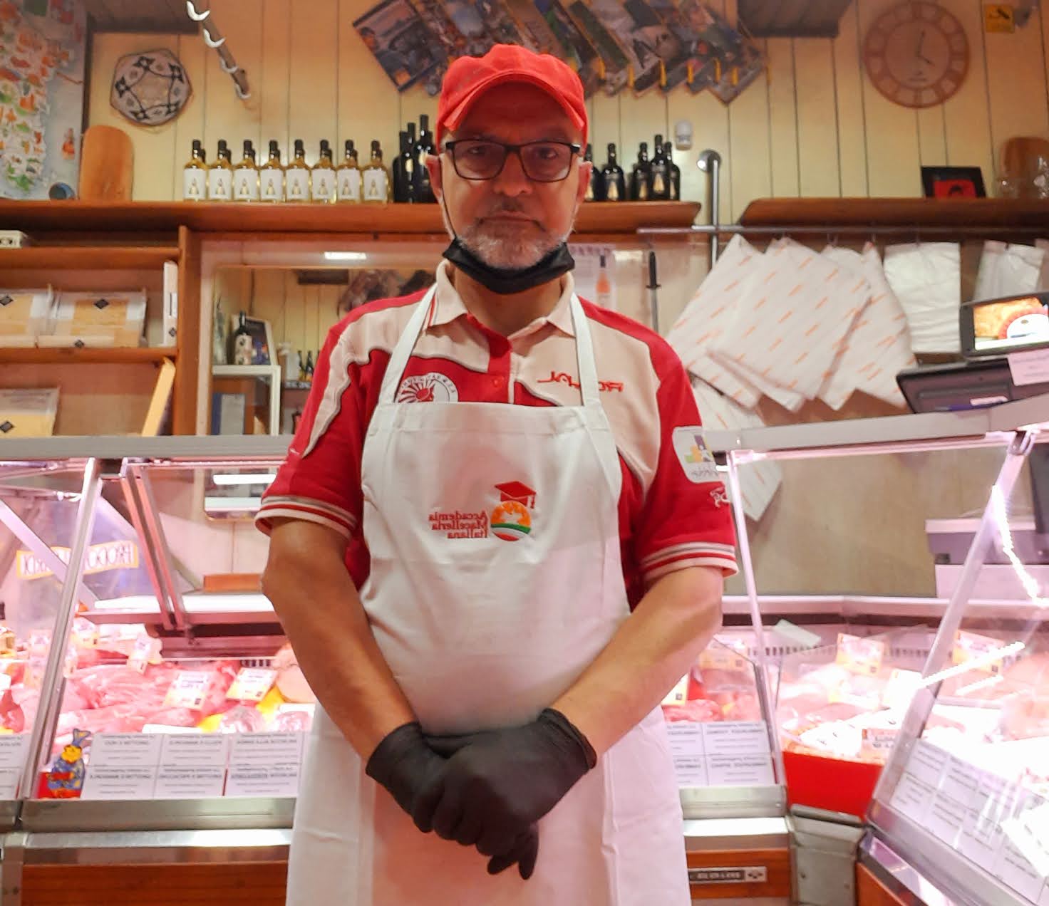 Giampaolo Melis, macellaio Sabistecca nel suo negozio a Torino